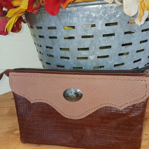 Cartera de mano con cremallera de cuero de pony occidental