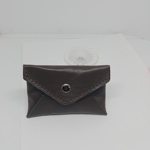 Cartera de cuero hecha a mano para guardar tarjetas o bolsitas de té