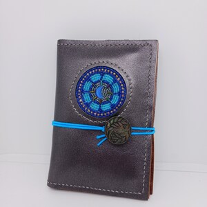 Cuero cosido a mano Pasaporte tamaño cartera cartera diario cuaderno con 3x5 espiral forrada tableta de papel Blue Moon Beaded Rosette