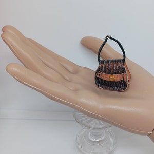 Bolso de muñeca de cuero de brillo metálico en relieve cosido a mano tamaño para casa de muñecas