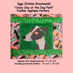 Może przedstawiać: Wzór aplikacji z tkaniny w kolorze zielonym i czarnym przedstawiający włoskiego charta z tytułem "Iggy (Włoski Chart) "Szalony dzień w parku dla psów" Wzór aplikacji termoklejowej". Aplikacja ma wymiary 17,8 cm x 21,6 cm i zawiera patchworkowe obramowania o wymiarach 31,8 cm x 26,7 cm.