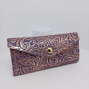 Cartera de Piel Hecha a Mano con Grabado Floral Morado y Oro Rosa
