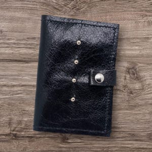 Cartera, cuaderno, diario, tamaño pasaporte, de cuero negro cosido a mano con tachuelas metálicas y espiral de 3x5.