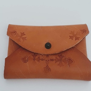 Bolsa de cartón de cuero áspero hecha a mano con tema de calavera en relieve