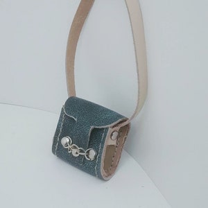 Bolso Bandolera de Piel Verde y Marrón con Asa de Cadena para Muñecas de Moda