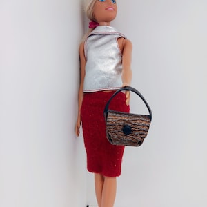 Bolso de mano de cuero marrón cosido a mano con solapa magnética con botón negro para muñecas de moda