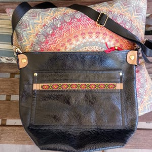 Bolso de mano de cuero negro hecho a mano con ribete de cuentas