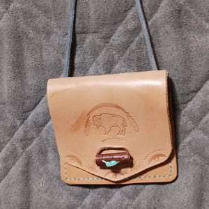 Bolsa de cuero hecha a mano para el cuello con ranura para tarjetas y motivo de búfalo