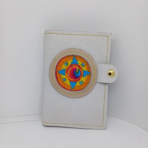 Cartera tipo pasaporte de cuero cosida a mano, tamaño diario, cuaderno, espiral rayado de 3 x 5 y cubierta con roseta de cuentas