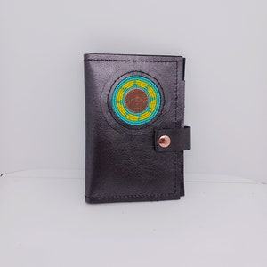 Cuaderno de diario de cuero cosido a mano tamaño pasaporte Portafolio de cartera con tableta de papel forrada en espiral de 3x5 y cubierta de roseta de cuentas