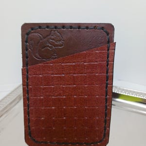 Cartera para tarjetas de cuero marrón sencilla hecha a mano con motivo de ardilla