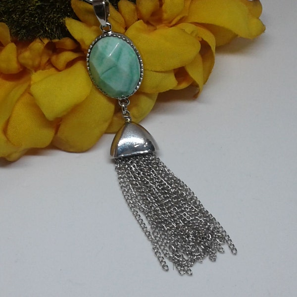 Pendentif bleu turquoise avec gland de chute sur la chaîne serpentine