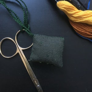 Llavero de tijeras bordado de seda hecho a mano con cordón imagen 2