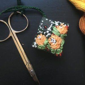 Llavero de tijeras bordado de seda hecho a mano con cordón imagen 1