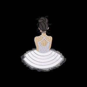 Puede incluir: Un traje de bailarina blanco con ribete de encaje negro y un moño negro. La bailarina está de espaldas al espectador.