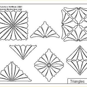 Puede incluir: Dibujo en blanco y negro de diferentes formas geométricas, incluyendo triángulos, cuadrados y diamantes. Las formas están compuestas por triángulos más pequeños que están dispuestos en una variedad de patrones. El texto "Triangles" está escrito en la parte inferior de la imagen.