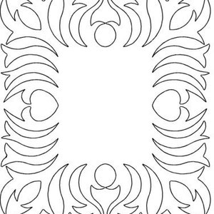 Puede incluir: Un dibujo lineal en blanco y negro de un marco cuadrado con un diseño floral repetitivo. El diseño presenta líneas curvas, formas de lágrima y elementos circulares, creando un patrón simétrico adecuado para acolchar o bordar.