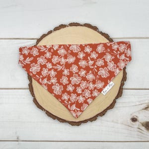 Pañuelo para perro con estampado floral color óxido, pañuelo para perro con estampado floral otoñal, pañuelo para perro sin cordones, pañuelo para gato, regalos para mascotas