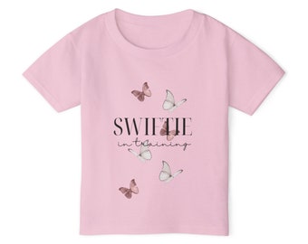 ¡SWIFTIE EN ENTRENAMIENTO! Camiseta para niños pequeños Camiseta Heavy Cotton™ ttpd Eras Taylor Swift Butterfly manga corta