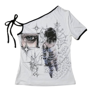 Zurück bis 2005 | Asymmetrisches One-Shoulder-Graphic-T-Shirt | Baumwolle Schwarz & Weiß Slim Fit T-Shirt