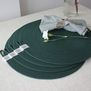 Un juego de 4 manteles individuales personalizados de color verde esmeralda * manteles individuales redondos hechos a mano para platos * manteles individuales de color verde oscuro para la mesa * manteles individuales verdes