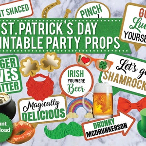 Puede incluir: Un conjunto de 56 accesorios de fiesta imprimibles para el Día de San Patricio con varios diseños, que incluyen un bote de oro, un trébol, una jarra de cerveza, un arcoíris, un bigote, unas gafas de sol, una pajarita, un sombrero de copa y carteles con frases como "Ginger Lives Matter", "Magically Delicious", "Let's Get Shamrocked!" y "Drunky McDrunkeron".