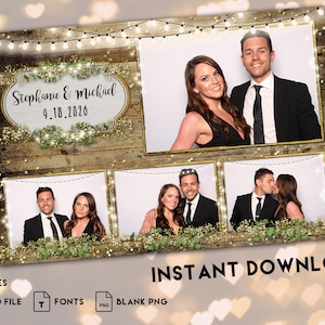 Könnte beinhalten: Ein rustikaler Holz-Fotobooth-Hintergrund mit Lichterketten und Grünpflanzen. Der Hintergrund hat drei Fotoschlitze, in denen jeweils ein Paar posiert. Der Text "Stephanie & Michael 9.18.2026" befindet sich oben auf dem Hintergrund.