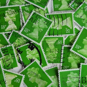 Peut inclure: Gros plan sur une collection de timbres-poste verts. Ils présentent un profil couronné et la valeur "18p". Certains timbres portent des marques d'oblitération, créant un effet texturé.