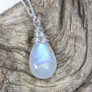 Rainbow Moonstone Necklace Dainty Teardrop Moonstone Solitaire Pendant Wire Wrapped Jewelry Blue Moonstone Sterling Silver Bridal Jewlery imagem 1