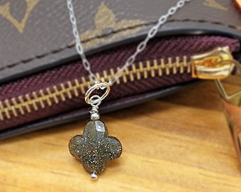 Zwarte Sunstone bloem ketting, sierlijke gelaagdheid ketting, hemelse sieraden, metallic zwarte glitter Sparkle accessoires, ketting voor haar