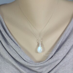 Rainbow Moonstone Necklace Dainty Teardrop Moonstone Solitaire Pendant Wire Wrapped Jewelry Blue Moonstone Sterling Silver Bridal Jewlery imagem 3