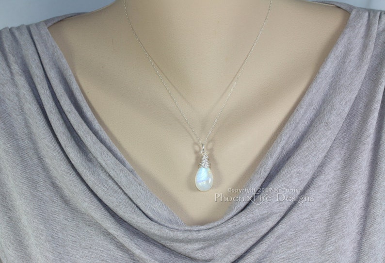 Rainbow Moonstone Necklace Dainty Teardrop Moonstone Solitaire Pendant Wire Wrapped Jewelry Blue Moonstone Sterling Silver Bridal Jewlery imagem 3