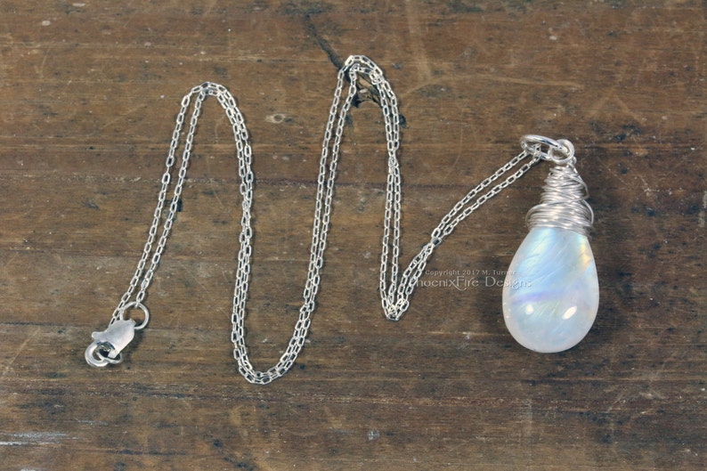 Rainbow Moonstone Necklace Dainty Teardrop Moonstone Solitaire Pendant Wire Wrapped Jewelry Blue Moonstone Sterling Silver Bridal Jewlery imagem 2