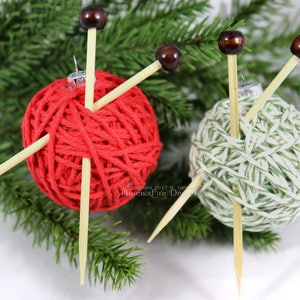 Garnkugel Ornament, Weihnachtsbaum, Geschenkidee für Strickerinnen, handgemachte Dekoration, Miniatur-Stricknadeln, Weihnachtsdeko, Strickgeschenk Bild 6