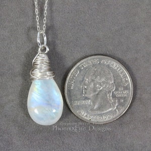 Rainbow Moonstone Necklace Dainty Teardrop Moonstone Solitaire Pendant Wire Wrapped Jewelry Blue Moonstone Sterling Silver Bridal Jewlery imagem 4