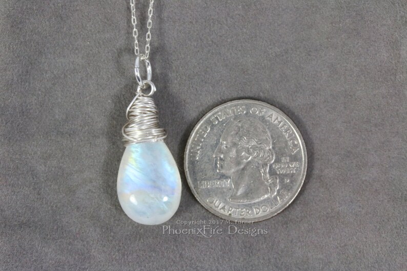 Rainbow Moonstone Necklace Dainty Teardrop Moonstone Solitaire Pendant Wire Wrapped Jewelry Blue Moonstone Sterling Silver Bridal Jewlery imagem 4