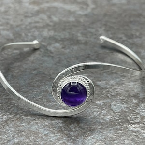 Klassiskt enkelt armband i sterlingsilver med ametist, månsten, granatcabochon, enkelt manschettarmband, presenter till henne, armbandsmanschetter