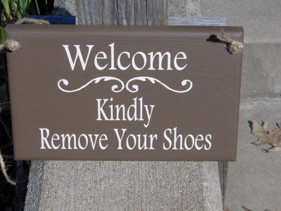 Welcome Kindly Remove Your Shoes Wood Vinyl Sign Brown Home Decor Front Door Decor Porch Sign Take Off Shoes Door Hanger Door Decor