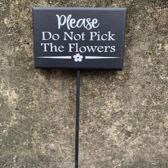 Flower Garden Signs Please Do Not Pick The Flowers Wood Vinyl Cute Signs for Home or Business with Floral Landscape Decor In Yards Plaque