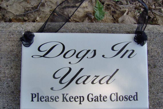 Dogs In Yard Please Keep Gate Closed Wood Signs Vinyl Outdoor Gifts Pet Supplies Porch Wall Hanging Door Hanger Yard Sign Decor Gate Signs