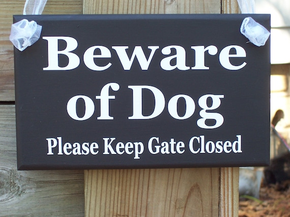 Dog Beware Signs for Yard Please Keep Gate Closed Backyard Fence Sign for Homes Wood Vinyl Outdoor Signs Perfect Gift for Pet and Home Owner