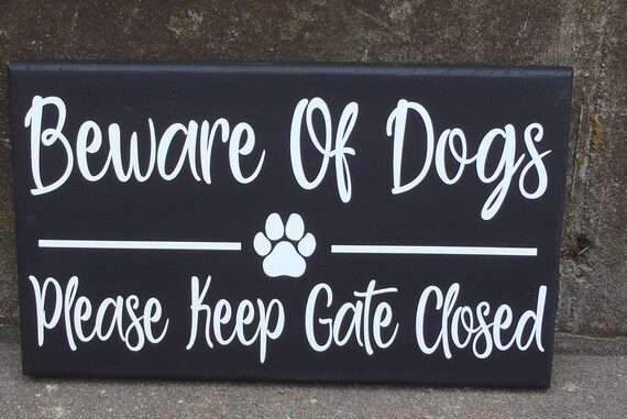 Beware of Dogs Please Keep Gate Closed Wood Vinyl Sign Paw Print Outdoor Front Yard Decor Pet Signs For Home Pet Items Dog Lover Entryway