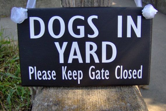 Keep Gate Closed Dog Sign Dogs In Yard Wood Vinyl Signage Guard Dog Pet Supplies For Home or Business Outdoor Fence Gate Yard Property Decor