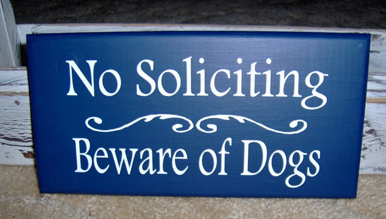 Señal de vinilo de madera para el hogar, con texto en inglés No Soliciting Beware Of Dogs, para propietarios de mascotas, puerta delantera, porche, entrada, decoración al aire libre, decoración para propietarios de viviendas, arte imagen 2