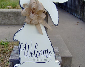 Bienvenido a nuestro letrero de casa, conejo de Pascua, decoración de granja de madera, letrero de vinilo de madera envejecida, colgador de puerta de primavera, corona de primavera para puerta principal