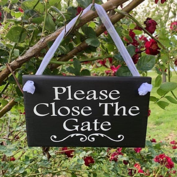 Close The Gate Yard Sign for Backyard Gates and Fences for Privacy and Safety Home Decor Outdoor Garden Keep Gate Closed Wood Vinyl Plaques