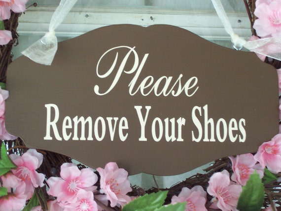 Please Remove Shoes Wooden Vinyl Door Hanger Entry Door Sign Asking Guests to Take Off Shoes Hand Cut Scallop Design Color Options Available