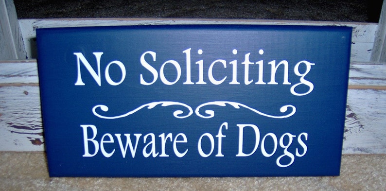 Señal de vinilo de madera para el hogar, con texto en inglés No Soliciting Beware Of Dogs, para propietarios de mascotas, puerta delantera, porche, entrada, decoración al aire libre, decoración para propietarios de viviendas, arte imagen 5