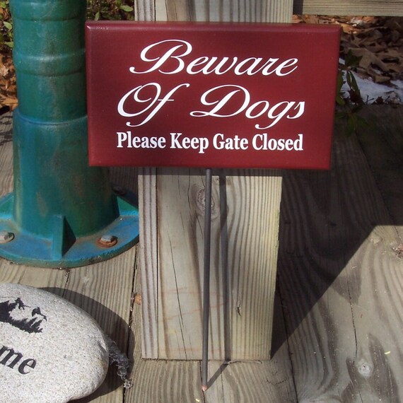 Beware of Dogs Please Keep Gate Closed Wood Vinyl Yard Stake Sign for Pet Owners Dog Owners Front Yard Fence Gate Signage Backyard Decor Art