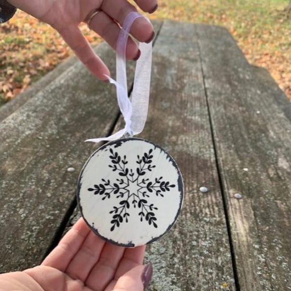 Snowflake Wooden Tree Ornaments Country Christmas Decorations Winter Rustic Farmhouse Decor Hanging Holiday Wood Round Ornament Vinyl Design